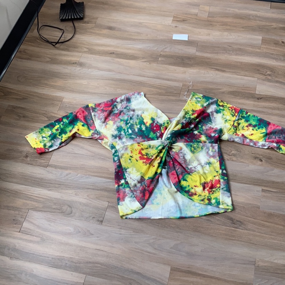 Arabella top twist back bright tie dye like print top size 2X - Picture 14 of 17